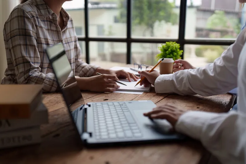 Czy spółka partnerska ma osobowość prawną? Poznaj ważne fakty