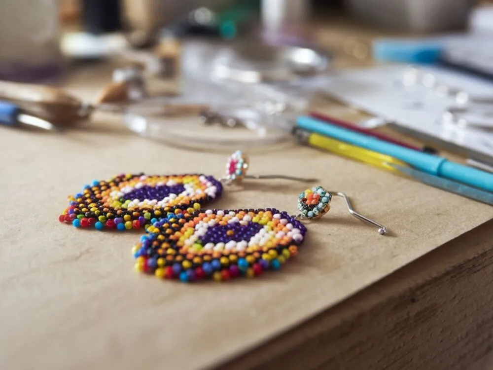 Jak zrobić biżuterię ze stali chirurgicznej – proste kroki i porady