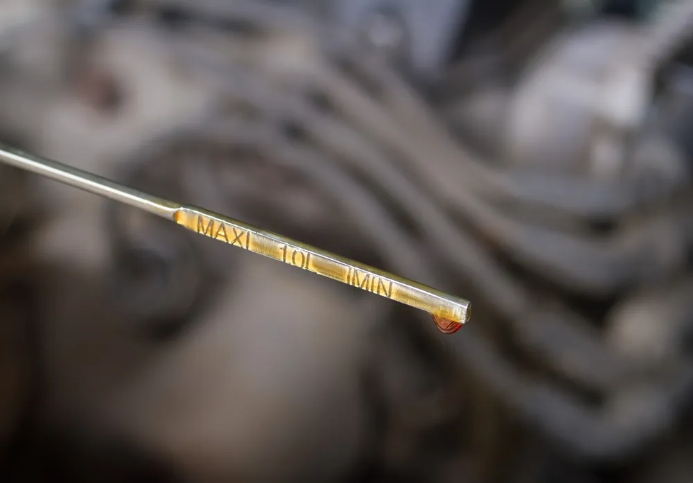 Kiedy dolewać olej do silnika, aby uniknąć kosztownych napraw