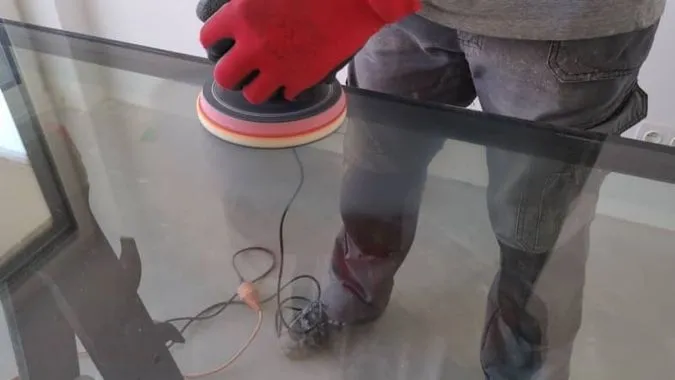 Jak skutecznie naprawić porysowane okno i uniknąć kosztownej wymiany