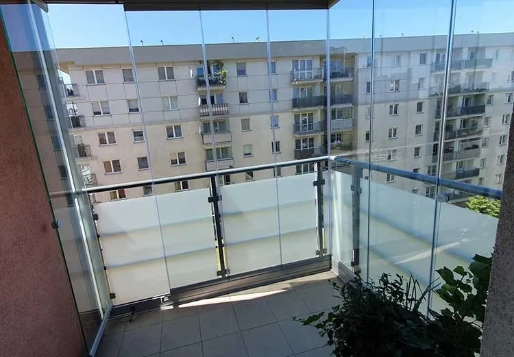 Jak zabudować barierki na balkonie w bloku i zyskać prywatność