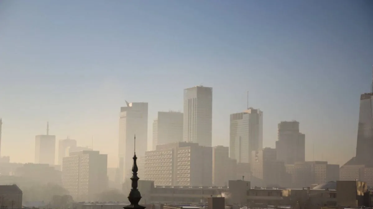 Skąd smog w Warszawie? Niska emisja, auta i pogoda pełna analiza