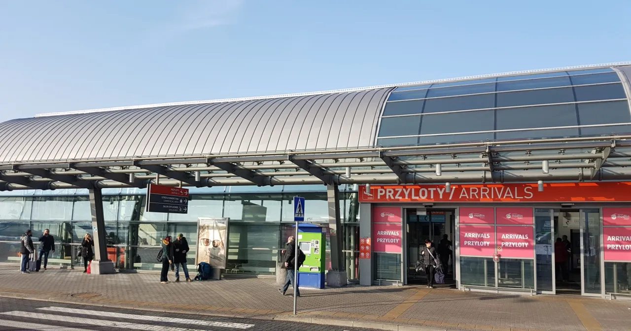 Co się dzieje na lotnisku w Modlinie? Problemy i zmiany, które musisz znać