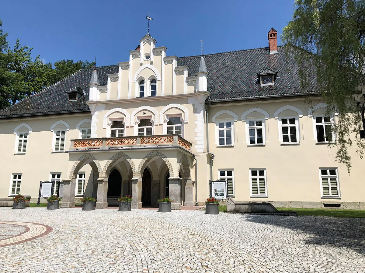 Dwór w Łodygowicach: Forteca, rezydencja, USC. Poznaj historię!