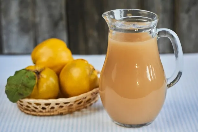 Jak zrobić sok z pigwy - prosty przepis na pyszny napój domowy