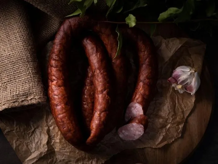 Przepisy na kiełbasę do wędzenia, które zaskoczą Twoich gości