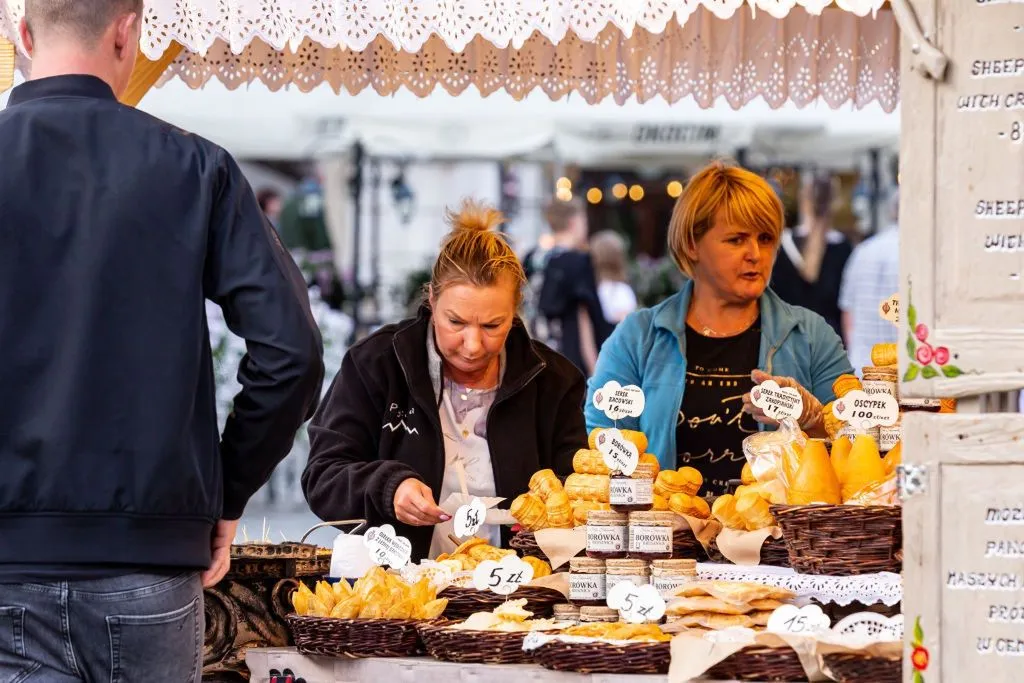 Gdzie kupić oscypki w Krakowie? Najlepsze miejsca i porady