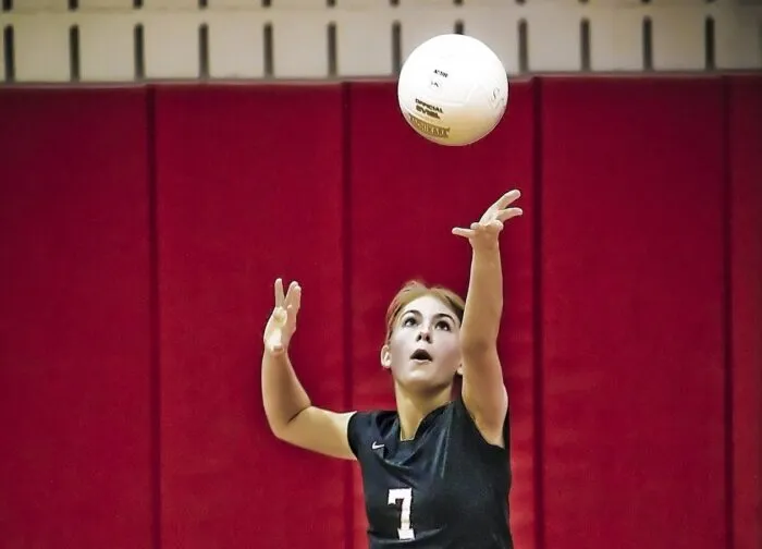 Jak wykonać rzut siatkarski prawidłowo? Kompletna technika i wskazówki