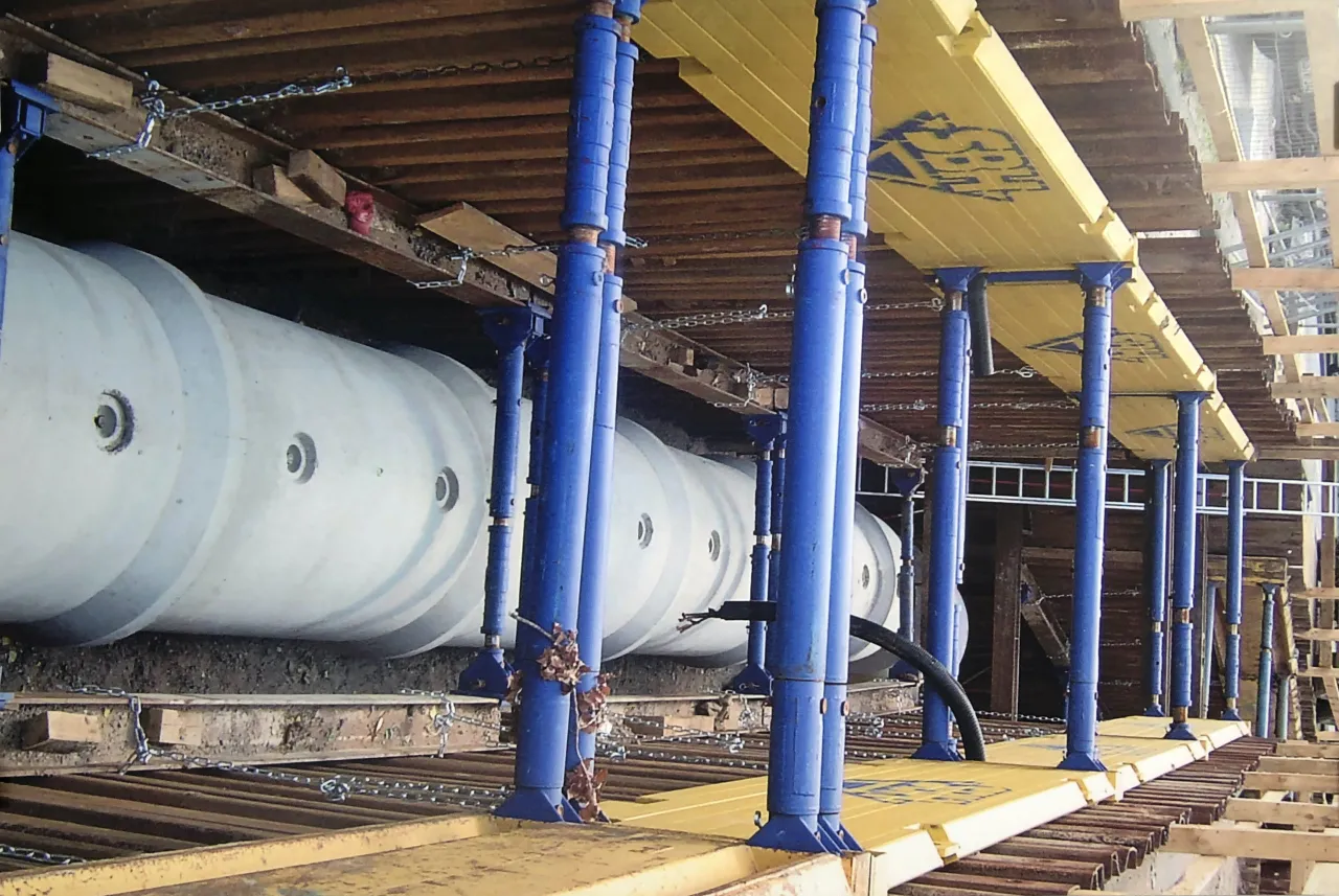 Kompleksowy przewodnik po systemach szalunkowych: Jak wybrać bezpieczne zabezpieczenie wykopów budowlanych?