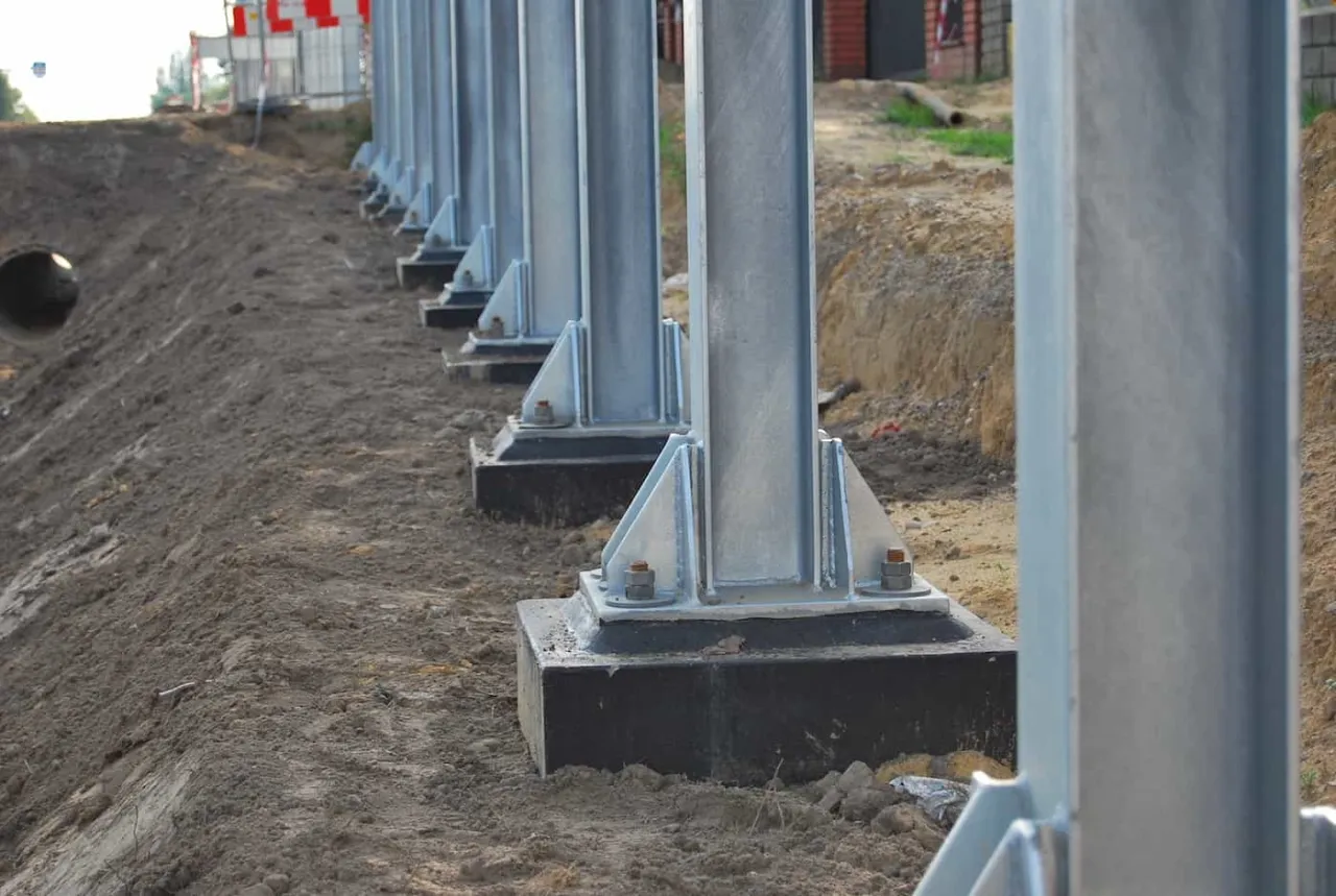 Słupy stalowe konstrukcyjne: rodzaje i zastosowania w budownictwie