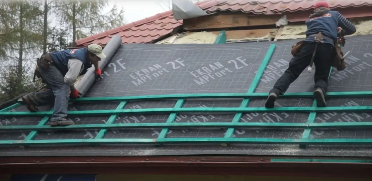 Jaką folię pod wełnę mineralną na strop wybrać: praktyczny poradnik