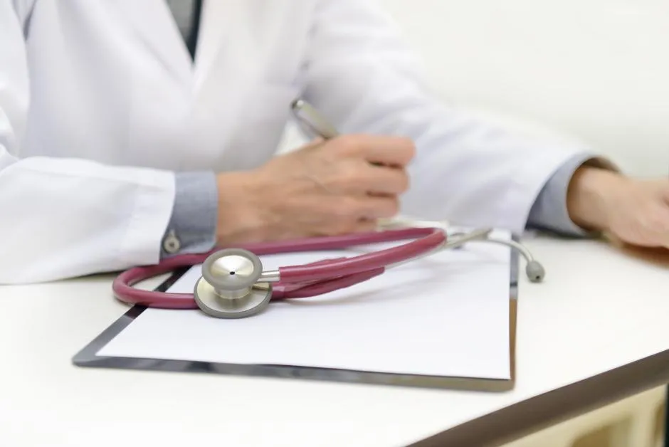 Jak obliczyć zasiłek chorobowy po ustaniu zatrudnienia i uniknąć błędów