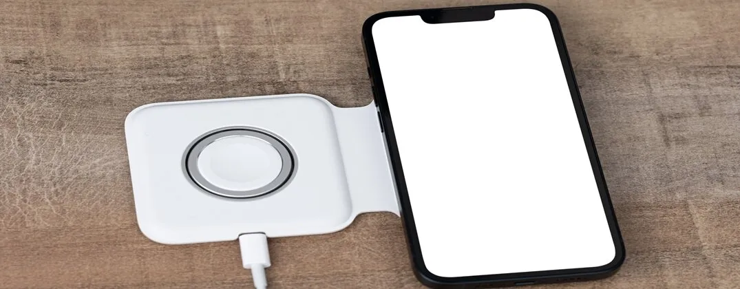 Najlepsze ładowarki indukcyjne do iPhone 13 – porównanie modeli i cen
