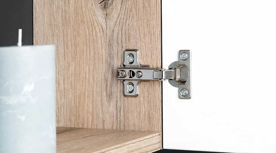 Czym są zawiasy bezpuszkowe i jak je prawidłowo zamontować? Kompletny przewodnik dla majsterkowiczów