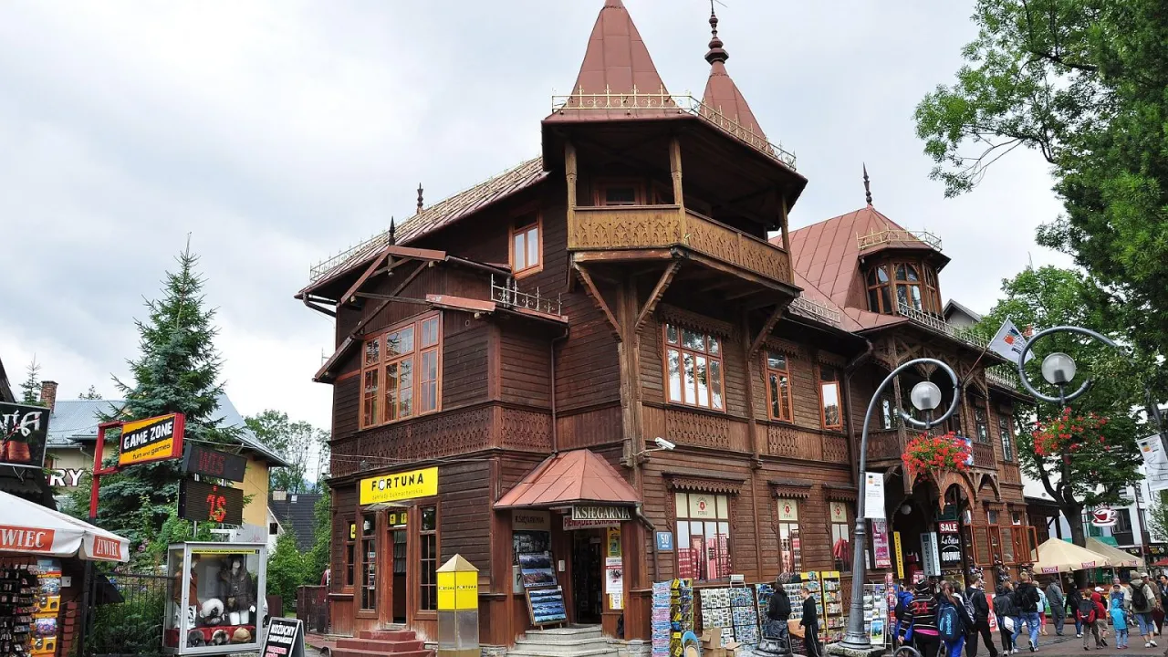 Najlepsze atrakcje na Krupówkach, które musisz zobaczyć w Zakopanem