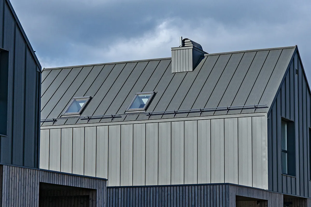 Elewacja z blachy na rąbek - Nowoczesna fasada dla Ciebie?