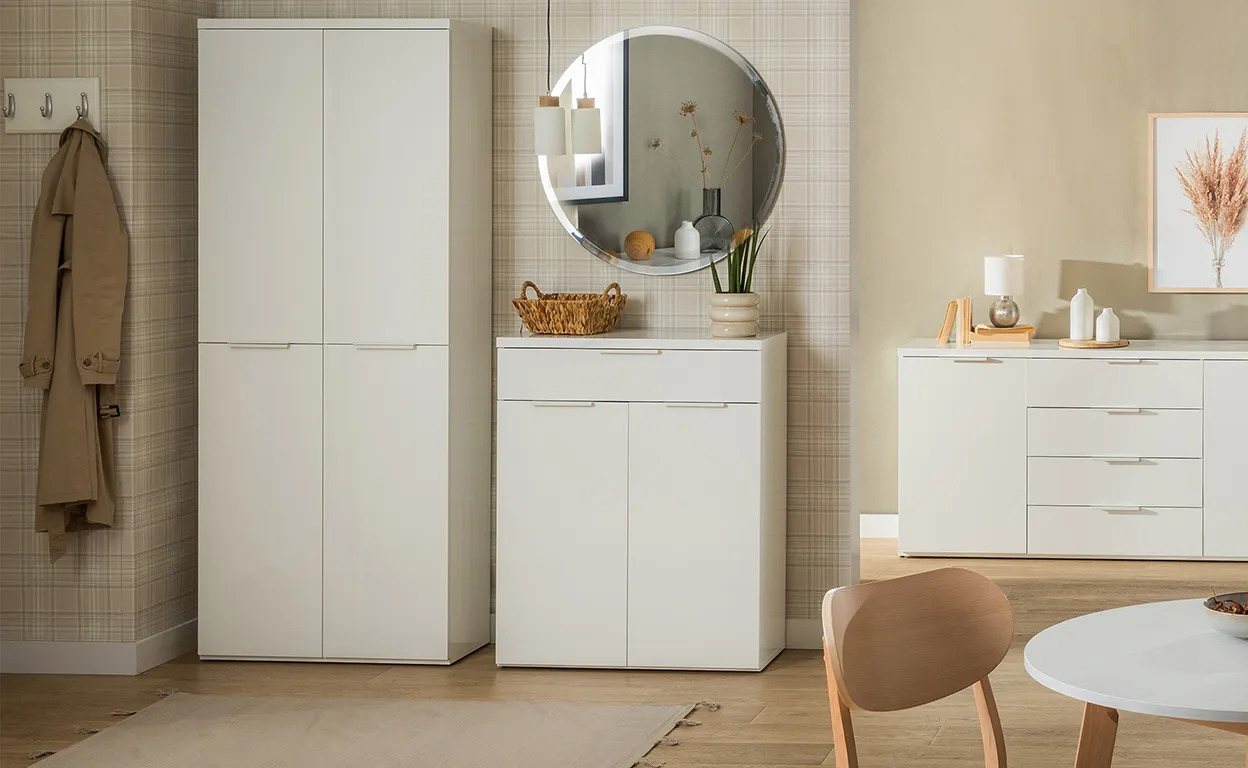 Jak wybrać tapetę do wąskiego przedpokoju, by optycznie go powiększyć