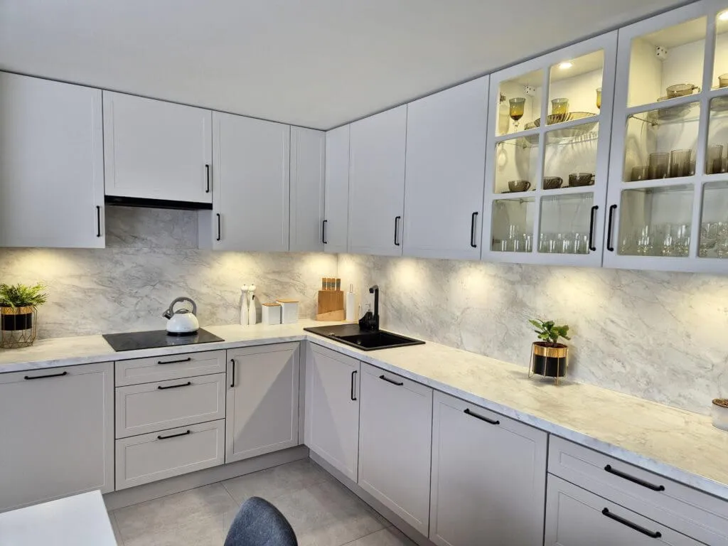 Na jakiej wysokości blat kuchenny zapewnia komfort i ergonomię?