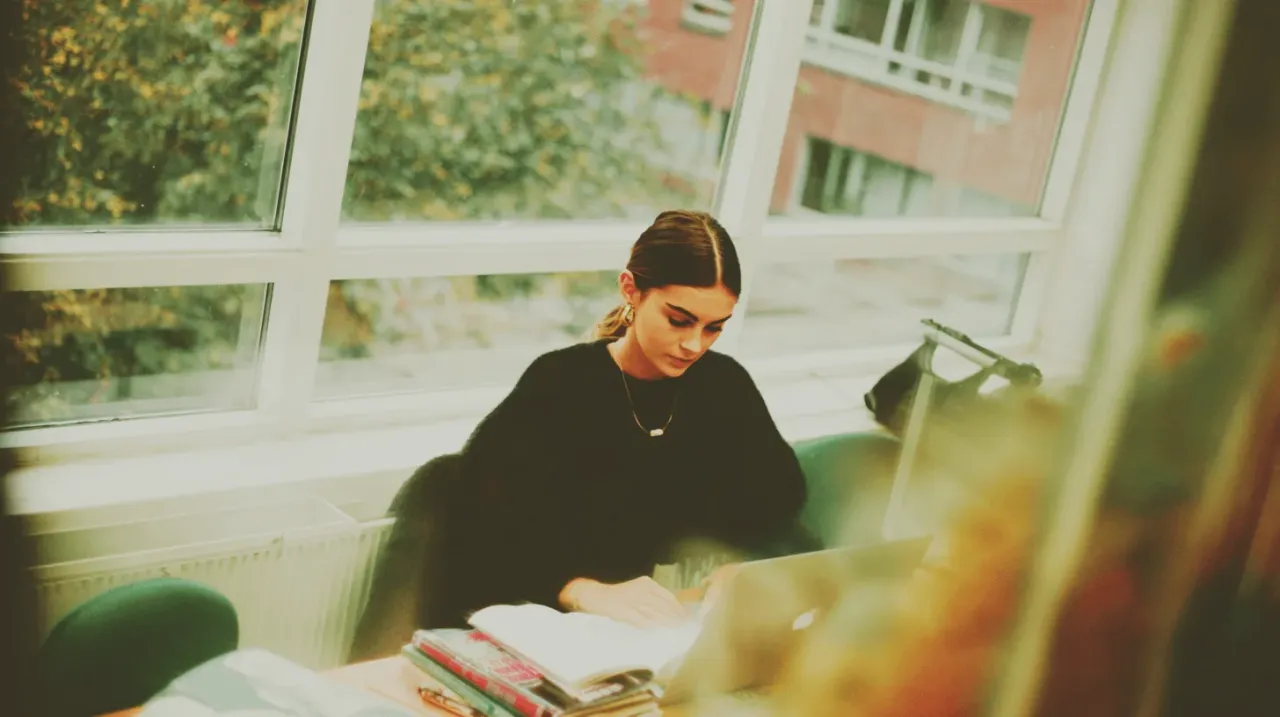 Zawody po studiach biologicznych: najlepsze ścieżki kariery i zarobki