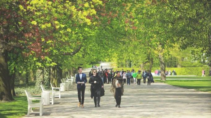 Jak dojechać do Łazienek z Dworca Centralnego - szybkie opcje transportu