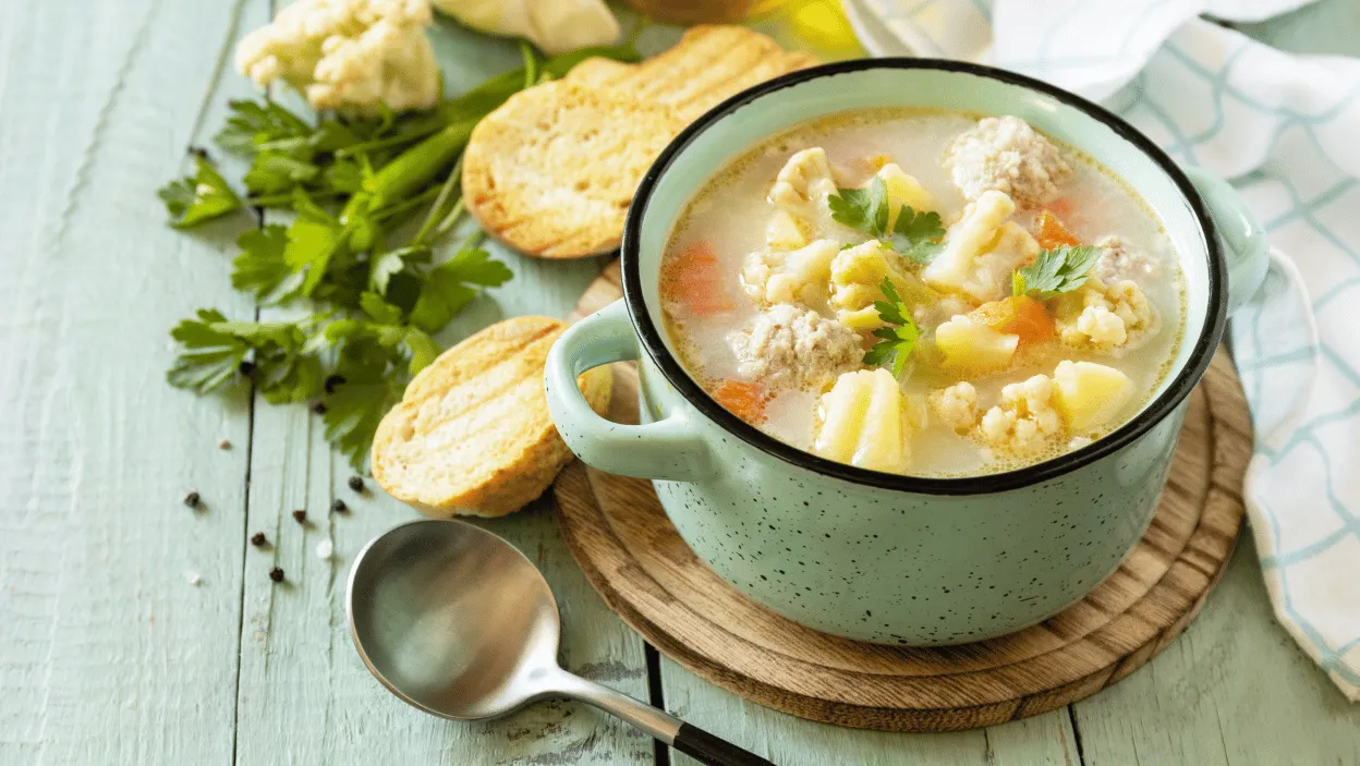 Pyszne zupy keto bez wysiłku: Chudnij jedząc, nie cierpiąc głodu!