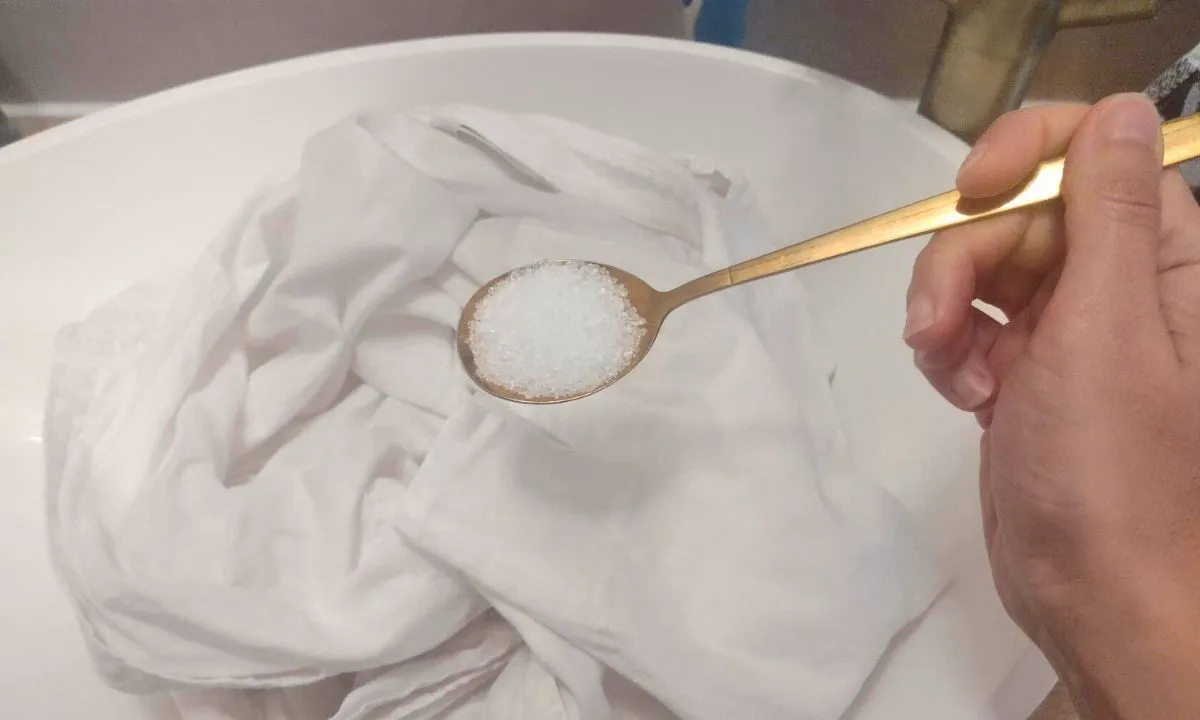 Jak wybielić białą bluzkę domowym sposobem bez chemii i wysiłku