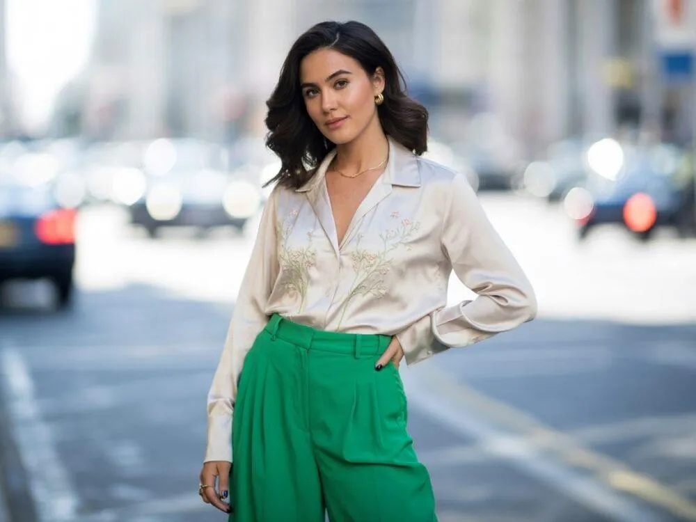 Jakie bluzki pasują do zielonych spodni? Stylowe propozycje