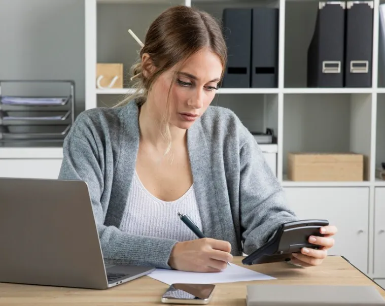 Czy można wystawić fakturę na zawieszoną działalność? Prawne pułapki