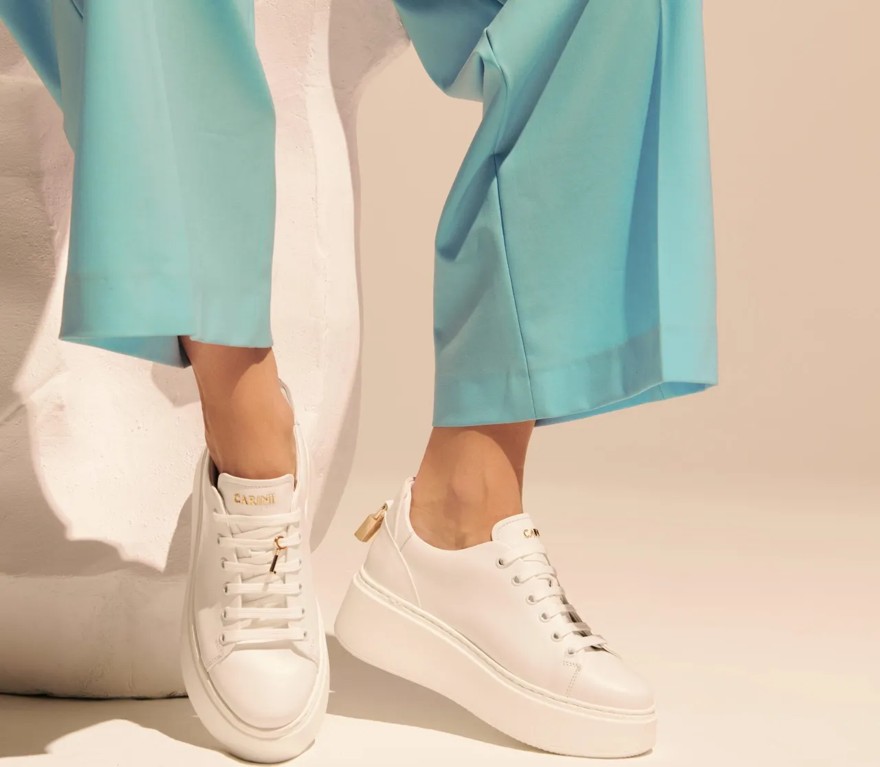 Buty do szerokich spodni: Jak dobrać idealne proporcje?