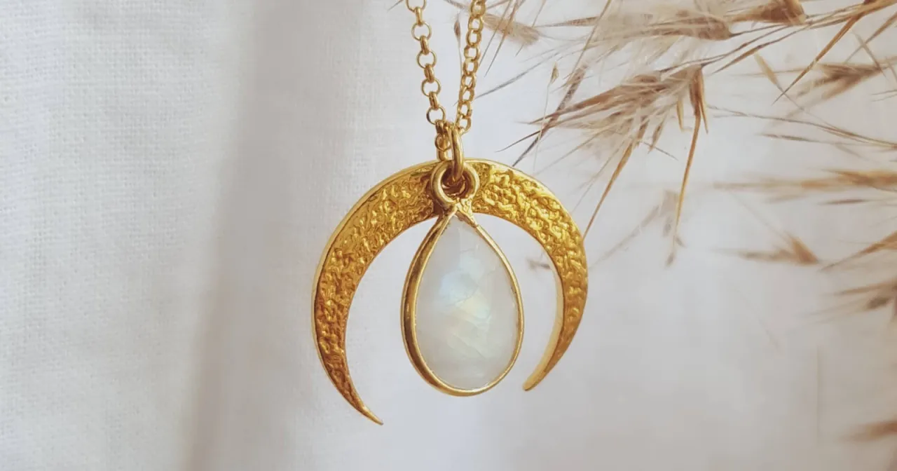 Lunula naszyjnik znaczenie: odkryj siłę i symbolikę kobiecości