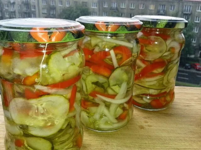 Jak zrobić sałatkę z ogórków i papryki - prosty przepis na zimę