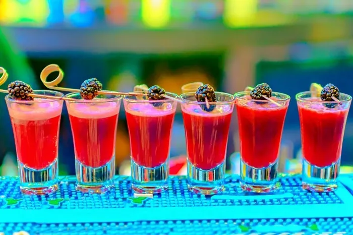 Kolorowe drinki z wódką, które zachwycą Twoich gości na imprezie