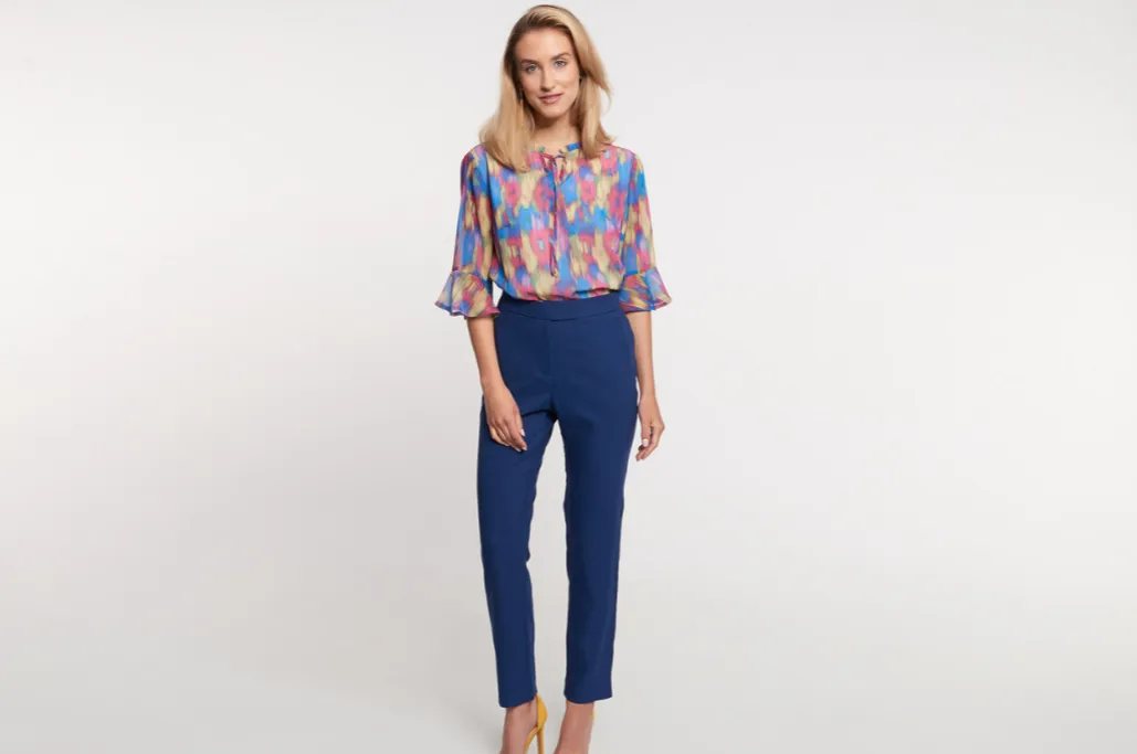 Jaką bluzkę do eleganckich spodni wybrać, by wyglądać stylowo?