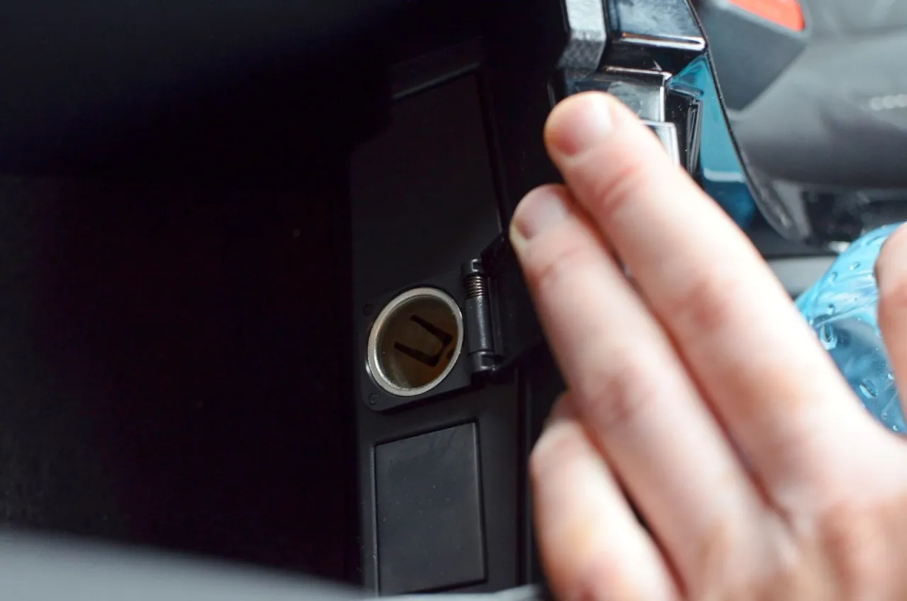 Jak działa gniazdo zapalniczki? Budowa, naprawa i zastosowanie 12V