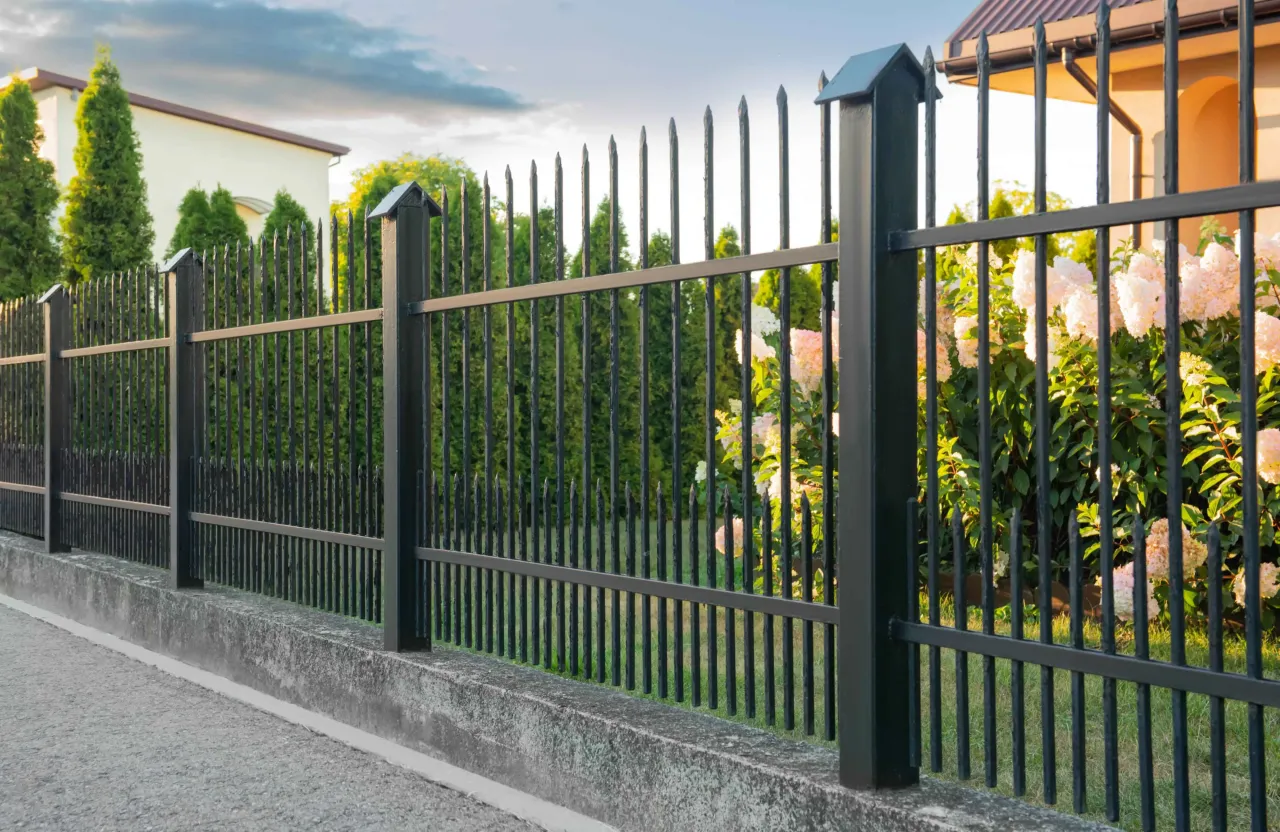 Jak skutecznie pomalować podmurówkę ogrodzenia, aby przetrwała lata