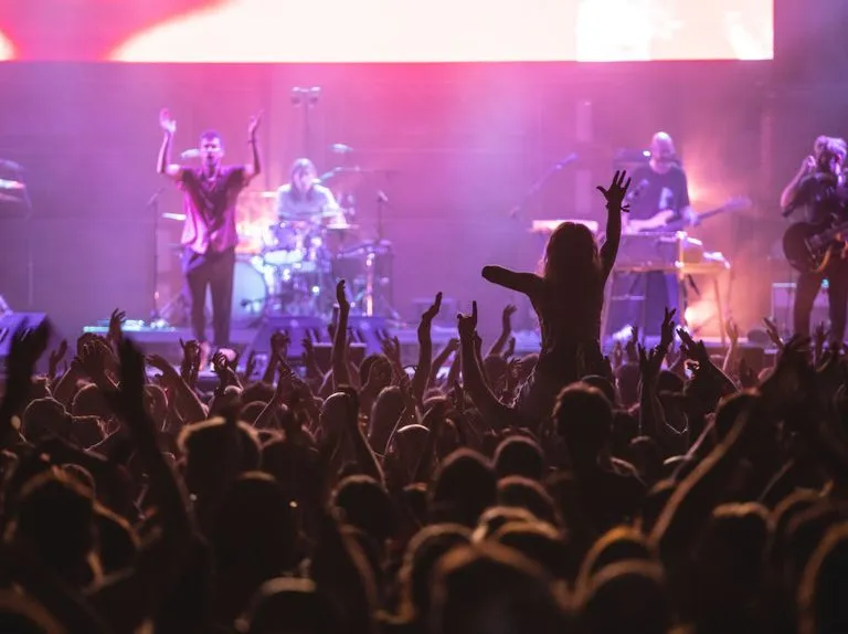 Teksty piosenek które dają do myślenia – odkryj emocjonalne przesłania