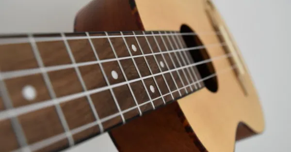 Jak zagrać na ukulele: proste kroki i tajemnice dla początkujących