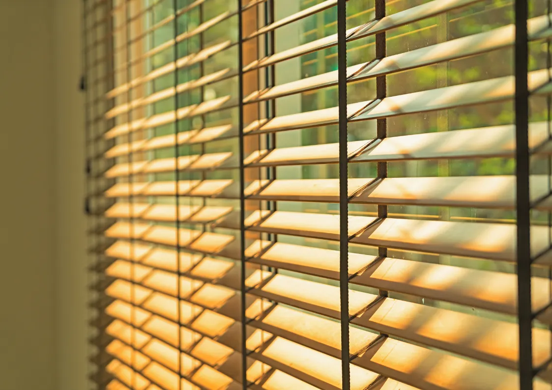 Żaluzje bambusowe na wymiar – eleganckie rozwiązanie dla nowoczesnego salonu