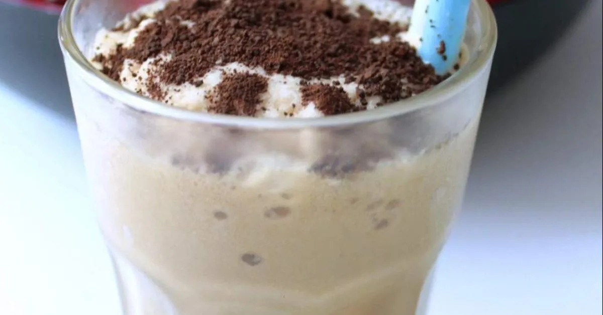 Kawa mrożona z lodami: 600 kcal? Zobacz, jak ją odchudzić!