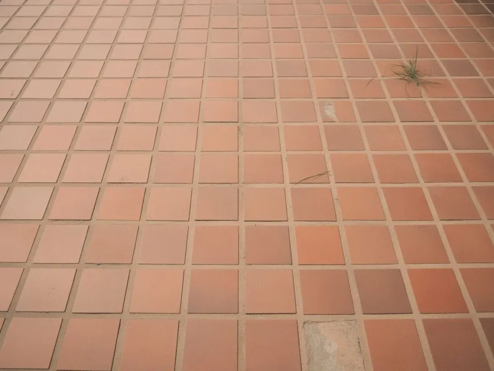 Jak położyć fugę na tarasie, aby uniknąć najczęstszych błędów?