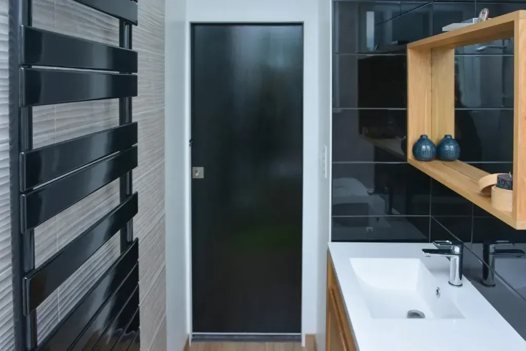 Jak odnowić drzwi do łazienki i nadać im nowy wygląd bez wysiłku