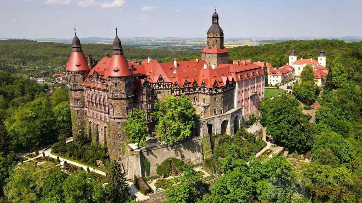 Pałace w Małopolsce: Odkryj ich niezwykłą historię i urok