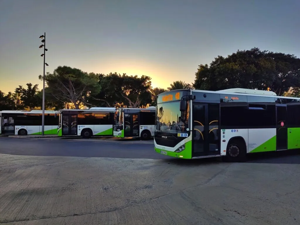 Komunikacja miejska na Malcie: Kompletny przewodnik dla turystów