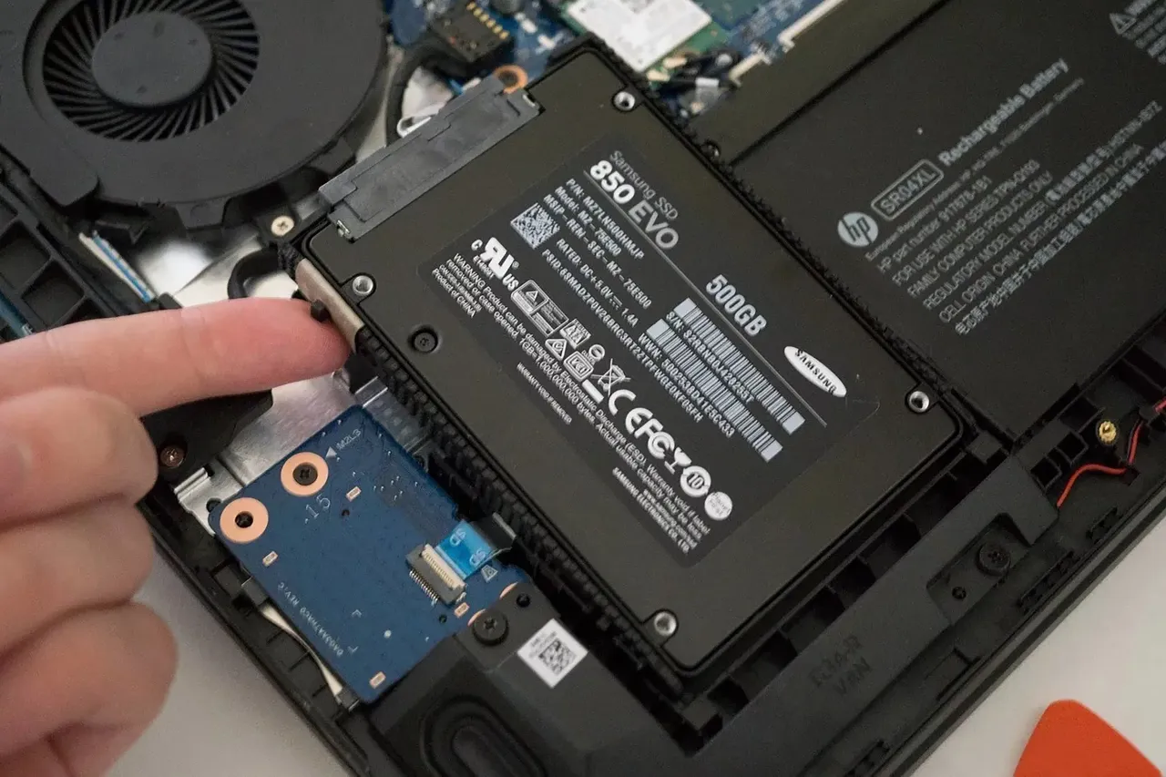 Jak zamontować dysk M.2 w komputerze - proste kroki dla każdego