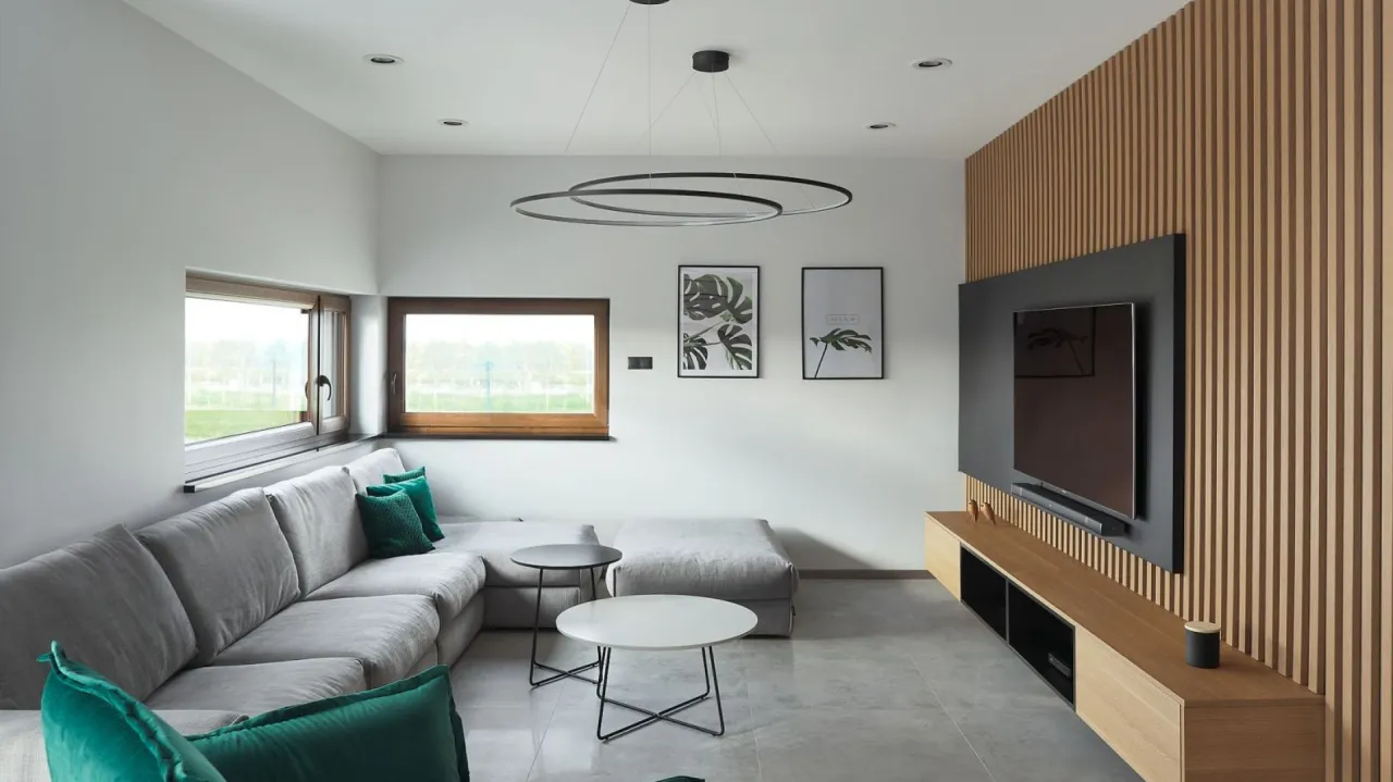 Jaki dekor na ścianę w salonie? Trendy, pomysły i jak uniknąć błędów