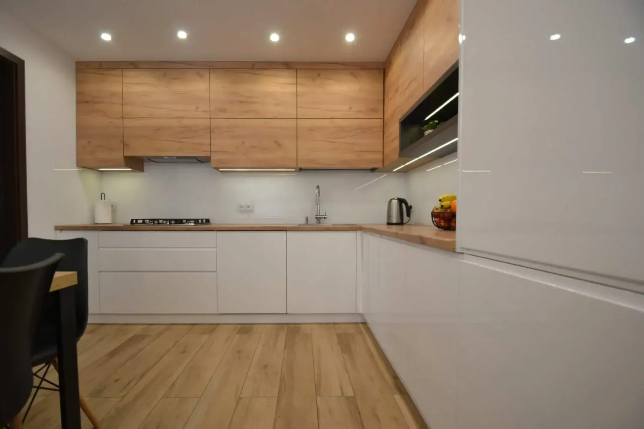 Ile kosztuje montaż kuchni? Sprawdź ceny i czynniki wpływające na koszt