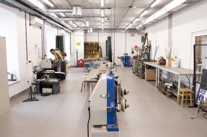 Jak urządzić warsztat ślusarski, aby uniknąć chaosu i zwiększyć bezpieczeństwo