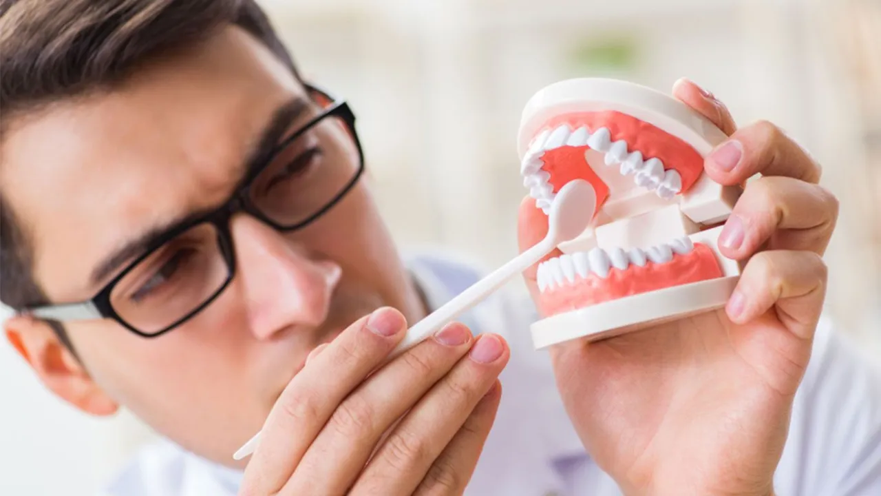 Skuteczne metody na to, jak odkamienić protezę zębową i uniknąć problemów