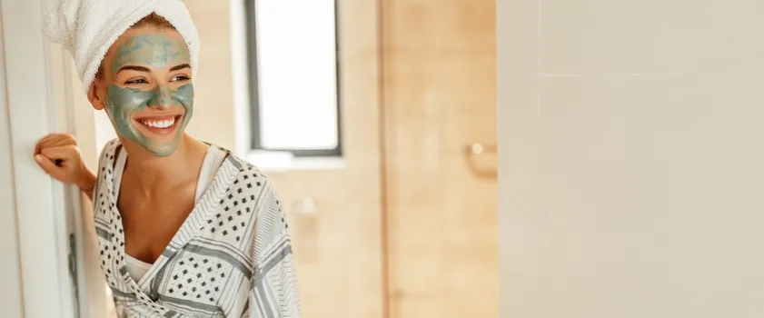 Peeling enzymatyczny co to? Poznaj jego zalety i działanie na skórę