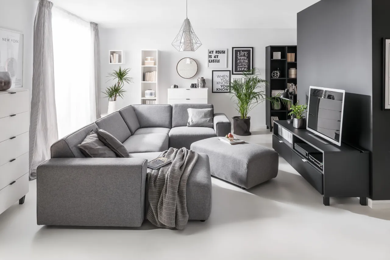 Jak urządzić salon w szarościach, by uniknąć zimnej atmosfery?